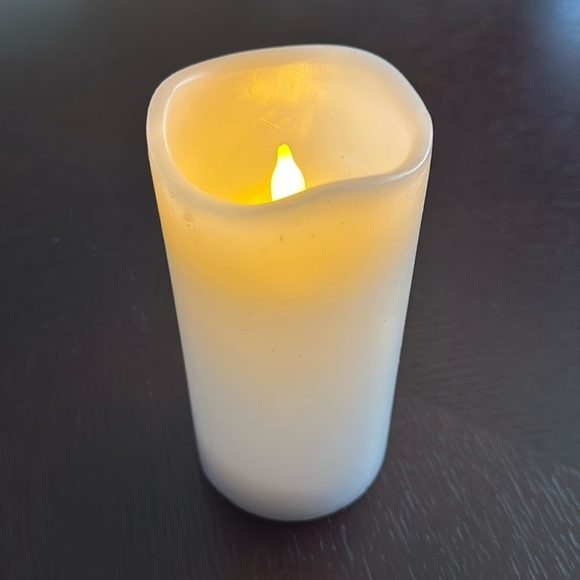 White real wax battery-operated candle - Picture 2 of 3